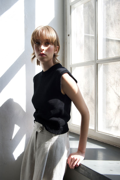 KNIT SLEEVELESS TOP